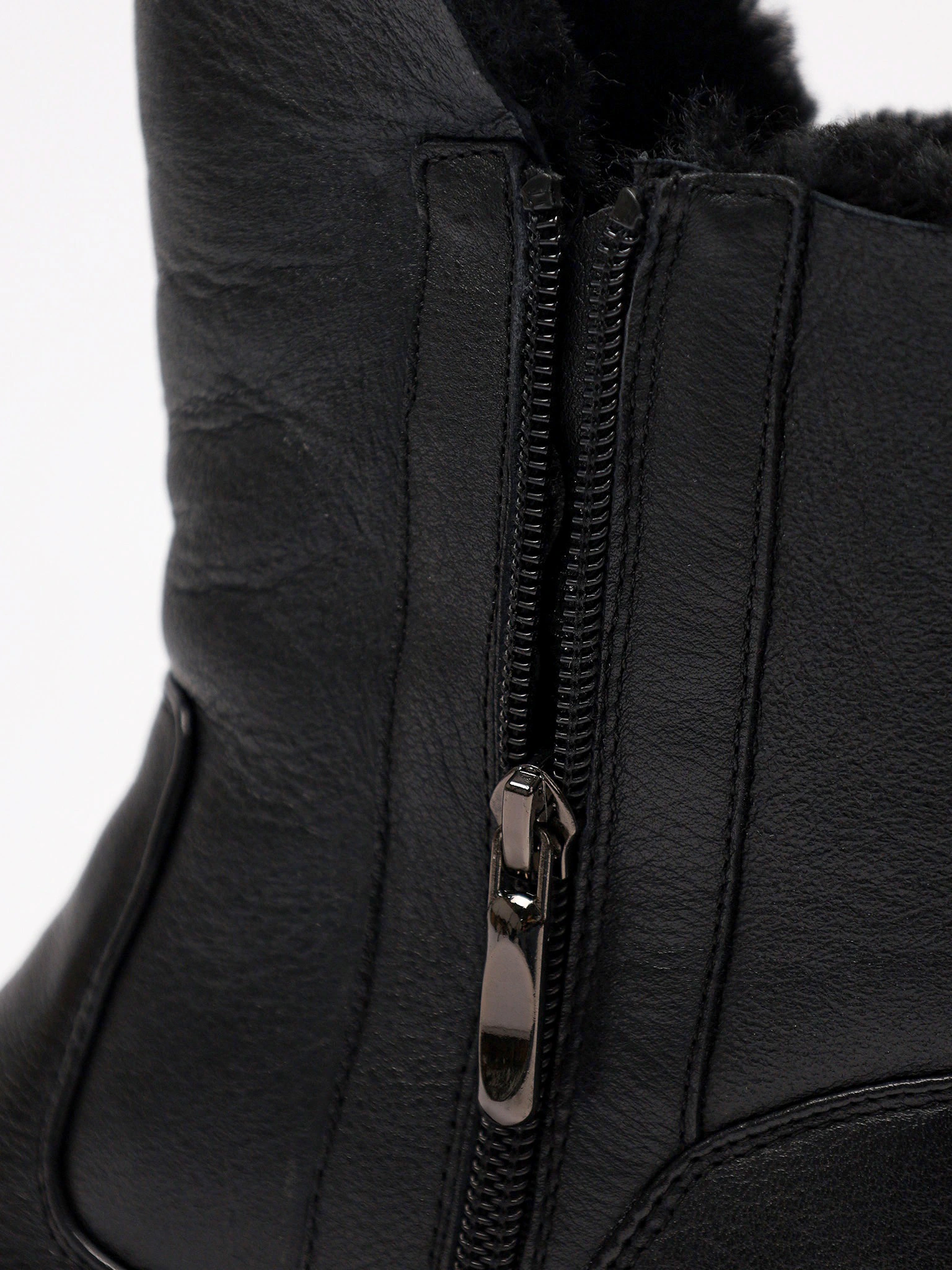 Ботинки черного цвета с двумя боковыми молниями